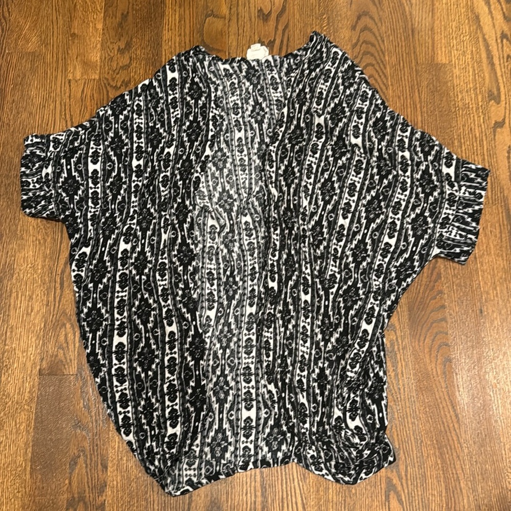 LA hearts short sleeve cardigan
One size
Great for summer, as a coverup too!